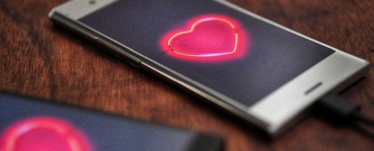 Viele Menschen fühlen sich erschöpft von Dating Apps – wie es dazu kommt und was man dagegen tun kann
